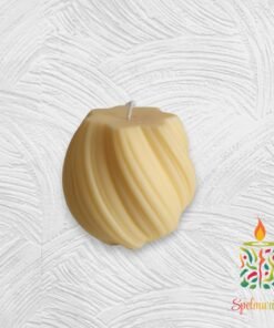 Vela con forma de espiral color amarillo