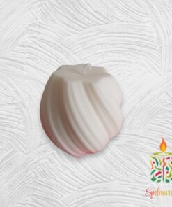 Vela con forma de espiral color blanco