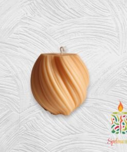 Vela con forma de espiral color naranja