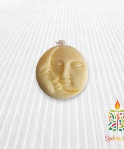 Vela con silueta de sol y luna amarilla