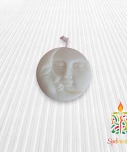 Vela con silueta de sol y luna blanca