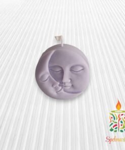 Vela con silueta de sol y luna lila