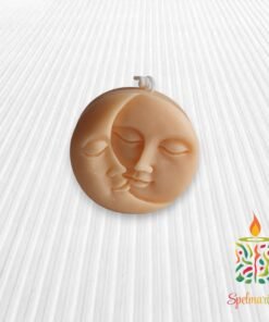 Vela con silueta de sol y luna naranja